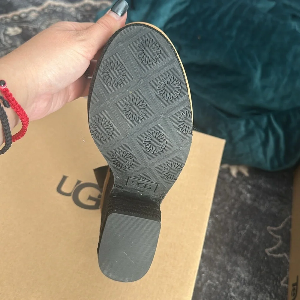 UGG - Picture 4 of 5